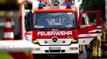 Feuerwehrleute und Polizisten brachten die Bewohner des Hauses in Sicherheit. (Symbolbild) / Foto: Sina Schuldt/dpa