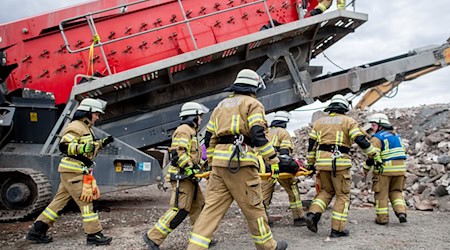 Verletzte Personen bergen oder Brände löschen: Bei dem Wettkampf der Ortsfeuerwehren durchliefen die Feuerwehrleute verschiedene Szenarien.  / Foto: Hauke-Christian Dittrich/dpa