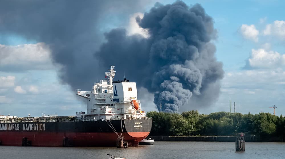 Durch den Brand einer Lagerhalle im Hamburger Hafen sind drei Menschen verletzt worden. / Foto: Bodo Marks/dpa