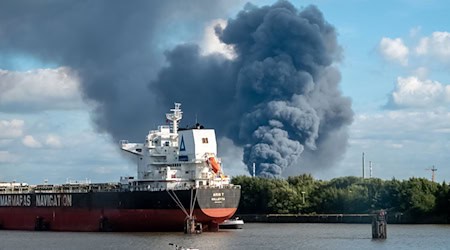 Durch den Brand einer Lagerhalle im Hamburger Hafen sind drei Menschen verletzt worden. / Foto: Bodo Marks/dpa