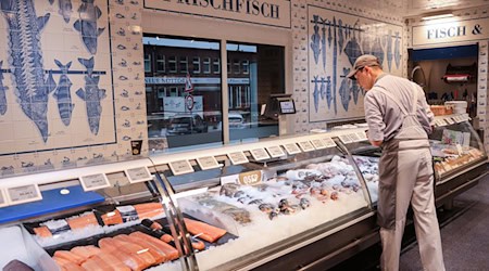 Fischfachgeschäfte bieten Vielfalt, haben aber einen niedrigen Marktanteil. (Archivbild)  / Foto: Christian Charisius/dpa