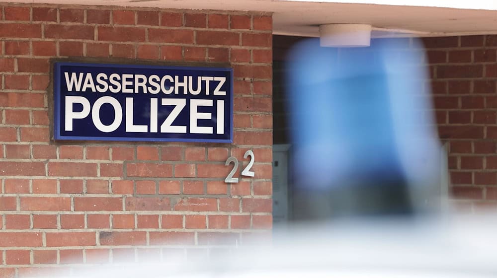 Die Wasserschutzpolizei Wilhelmshaven hat Ermittlungen aufgenommen. (Symbolbild) / Foto: David Young/dpa