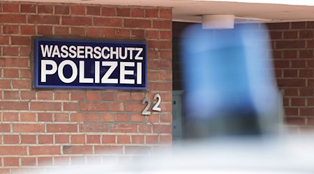 Die Wasserschutzpolizei Wilhelmshaven hat Ermittlungen aufgenommen. (Symbolbild) / Foto: David Young/dpa