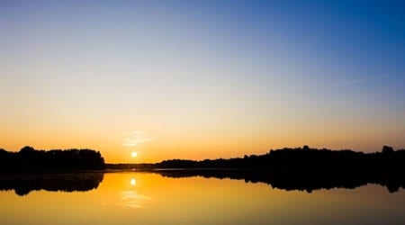 Das Wetter in Niedersachsen und Bremen zeigt sich von seiner sommerlichen Seite. (Symbolbild) / Foto: Moritz Frankenberg/dpa