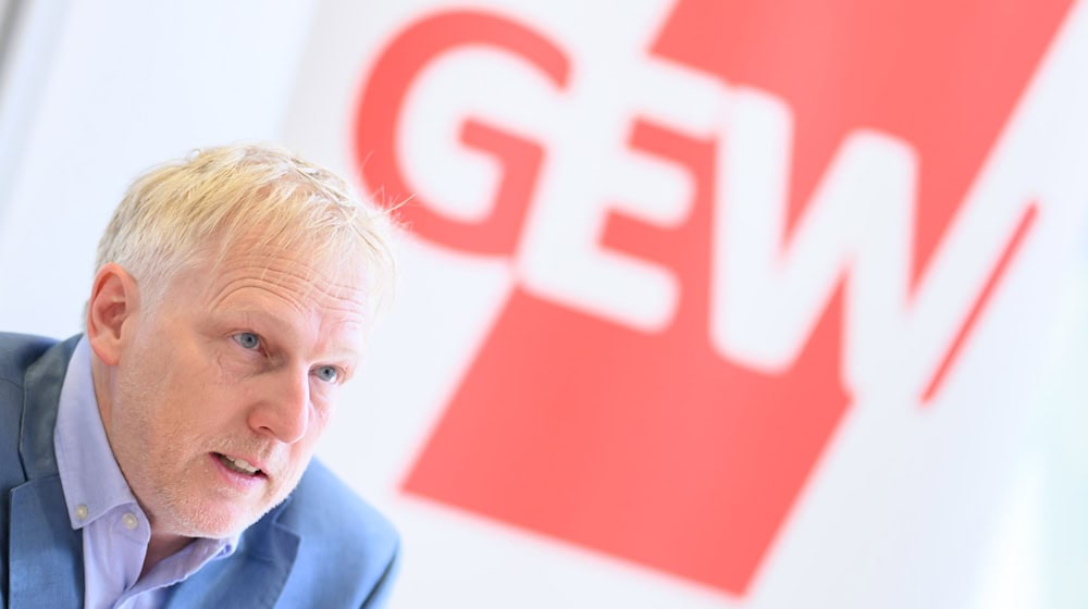 GEW-Landeschef Störmer spricht über fehlendes Personal an den niedersächsischen Schulen. / Foto: Julian Stratenschulte/dpa