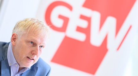 GEW-Landeschef Störmer spricht über fehlendes Personal an den niedersächsischen Schulen. / Foto: Julian Stratenschulte/dpa