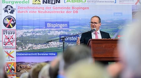 Grant Hendrik Tonne (SPD), Minister für Wirtschaft, Verkehr und Bauen von Niedersachsen, spricht beim «Heidegipfel» zu dem die Bürgerinitiativen Pro-Alpha-E und der Projektbeirat Alpha-E eingeladen haben. / Foto: Philipp Schulze/dpa