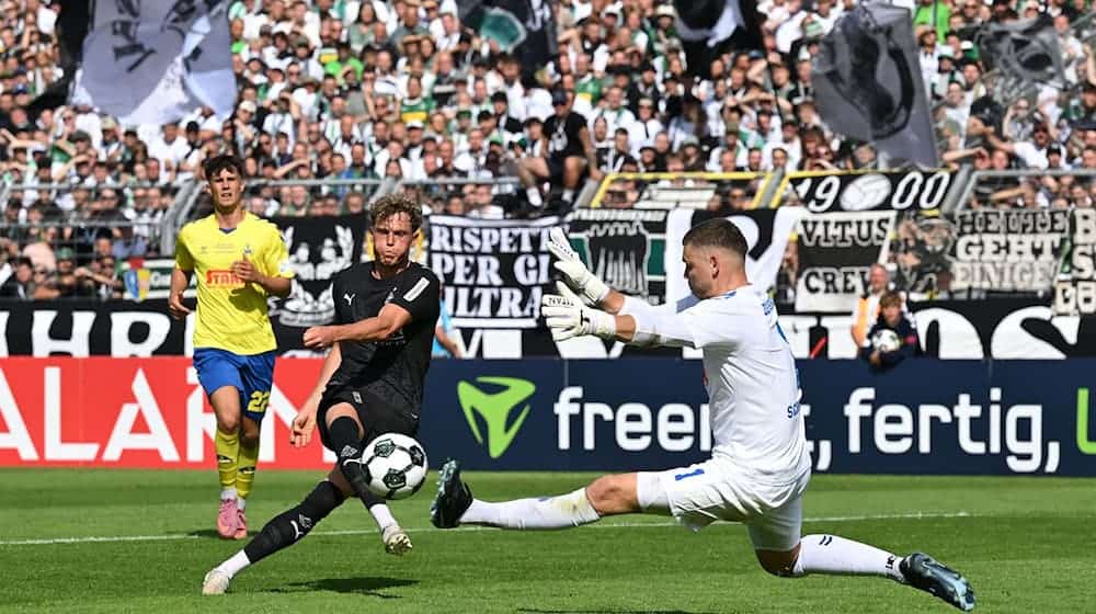 Robin Hack trifft für Gladbach. / Foto: Carmen Jaspersen/dpa