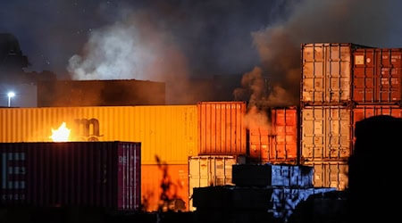 Bei einem Großbrand in einer Lagerhalle im Hamburger Hafen kam es zu einem gefährlichen Feuerwehreinsatz. / Foto: Bodo Marks/dpa