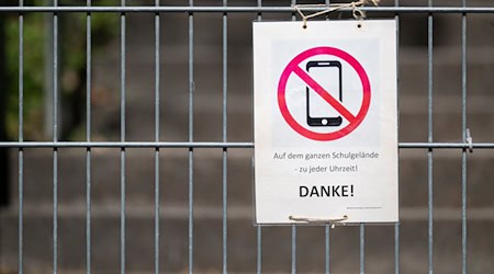 Für viele Schülerinnen und Schüler in der Stadt Bremen gilt künftig ein Handyverbot auf dem Schulgelände. (Symbolbild) / Foto: Marijan Murat/dpa