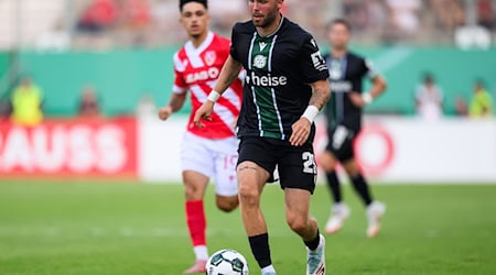 Kolja Oudenne hat seinen Vertrag bei Hannover 96 verlängert. (Archivbild) / Foto: Robert Michael/dpa