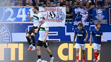 Hannovers Virgil Ghita (l) feiert seinen Ausgleichstreffer. / Foto: Gregor Fischer/dpa