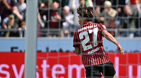 Hayate Matsuda von Hannover 96 feiert sein Tor zum 1:0 gegen Magdeburg. / Foto: Swen Pförtner/dpa