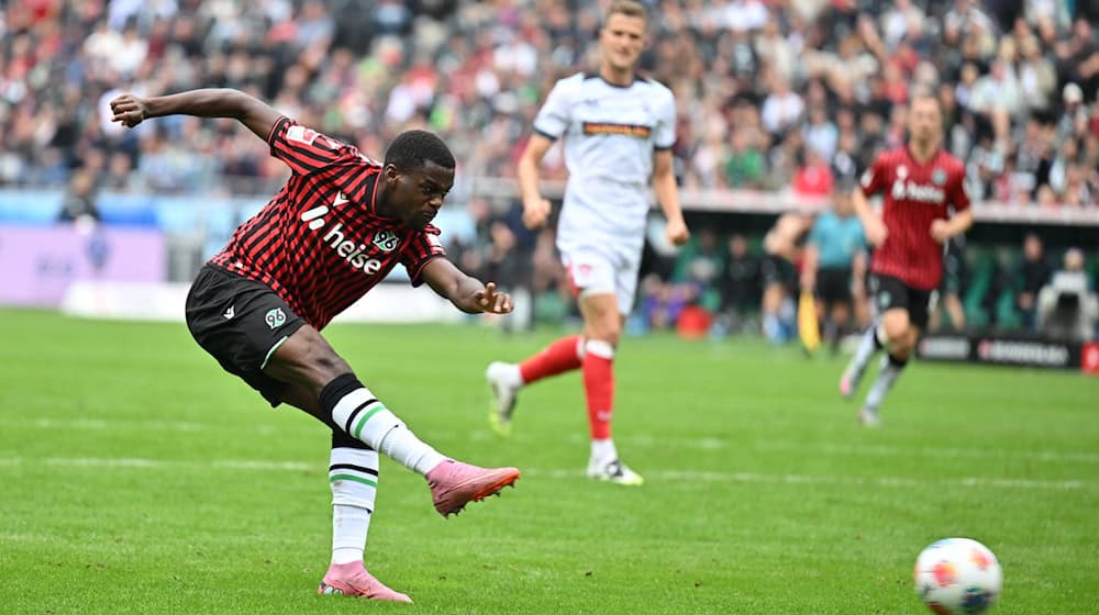 Noel Aseko drängt bei Hannover 96 in die Startelf. / Foto: Swen Pförtner/dpa