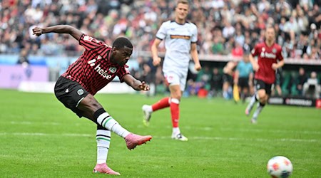 Noel Aseko drängt bei Hannover 96 in die Startelf. / Foto: Swen Pförtner/dpa