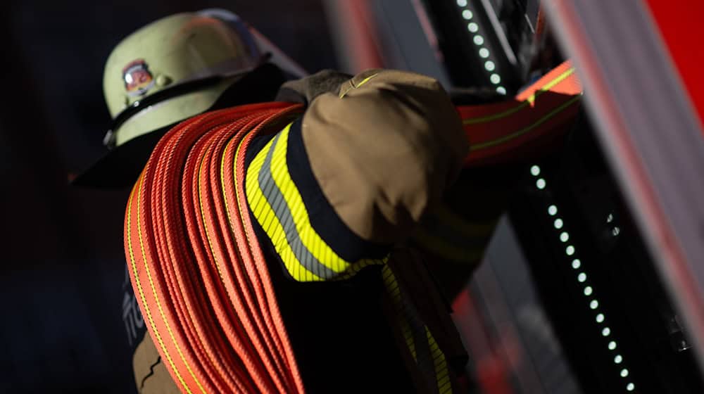Die Einsatzkräfte mussten einen Dachstuhl öffnen, um die Flammen zu löschen. (Symbolbild) / Foto: Marijan Murat/dpa