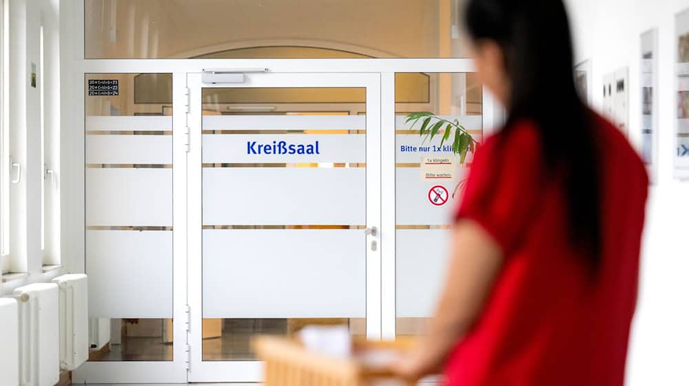 Wer betreut die nächste Geburt? Viele Beleghebammen blicken in eine ungewisse Zukunft. (Symbolbild) / Foto: Sina Schuldt/dpa
