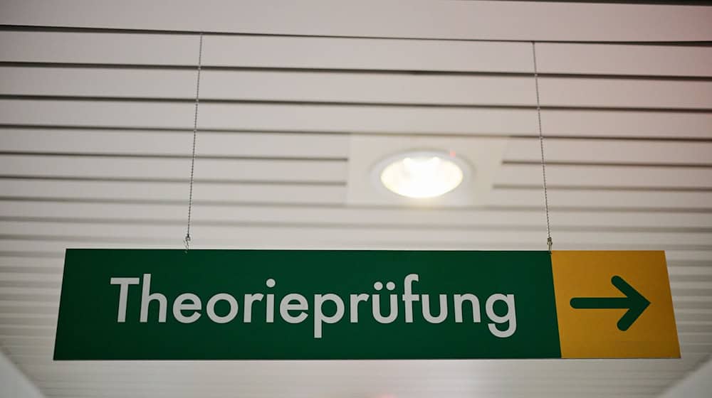 Die theoretische Führerscheinprüfung löst bei einigen Prüflingen so viel Bammel aus, dass sie lieber jemand anderen hinschicken. (Symbolfoto) / Foto: Sebastian Gollnow/dpa