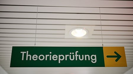 Die theoretische Führerscheinprüfung löst bei einigen Prüflingen so viel Bammel aus, dass sie lieber jemand anderen hinschicken. (Symbolfoto) / Foto: Sebastian Gollnow/dpa