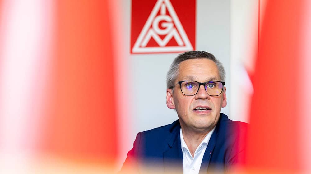 Für IG-Metall-Bezirksleiter Gröger zählt in Osnabrück vor allem eines: Sicherheit für die 2.300 Beschäftigten. (Archivbild) / Foto: Michael Matthey/dpa