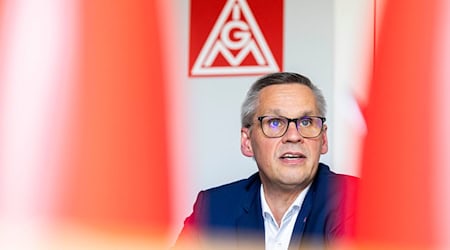 Für IG-Metall-Bezirksleiter Gröger zählt in Osnabrück vor allem eines: Sicherheit für die 2.300 Beschäftigten. (Archivbild) / Foto: Michael Matthey/dpa
