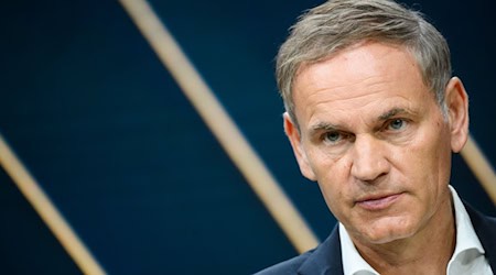 Oliver Blume führt zugleich VW und Porsche. Kritiker zweifeln, ob beide Spitzenjobs auf Dauer vereinbar sind. (Archivbild) / Foto: Julian Stratenschulte/dpa