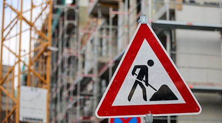 Auf einer Baustelle im Landkreis Harburg wird ein Mann verschüttet und stirbt. (Symbolbild) / Foto: Jan Woitas/dpa