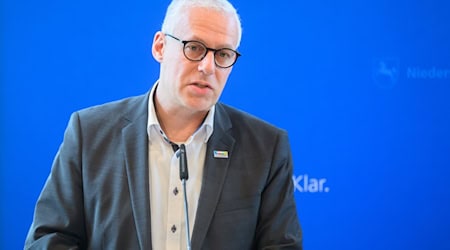 Der Präsident des Niedersächsischen Städte- und Gemeindebundes, Marco Trips, fordert spürbare Entlastungen beim Vergaberecht. (Archivbild) / Foto: Julian Stratenschulte/dpa