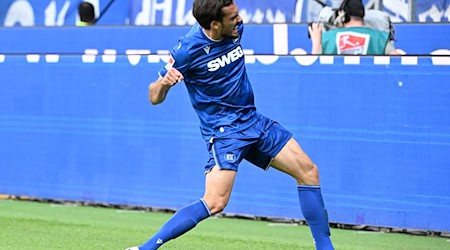 Karlsruhes Roko Simic bejubelt das 1:0. / Foto: Uli Deck/dpa