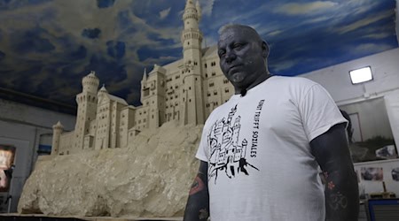 Seit zehn Jahren arbeitet Thomas Doneis an einem Nachbau des Schlosses Neuschwanstein. Jetzt möchte der 57-Jährige sein Lebenswerk für satte 11 Millionen Euro zum Verkauf anbieten. / Foto: Benjamin Müller/dpa