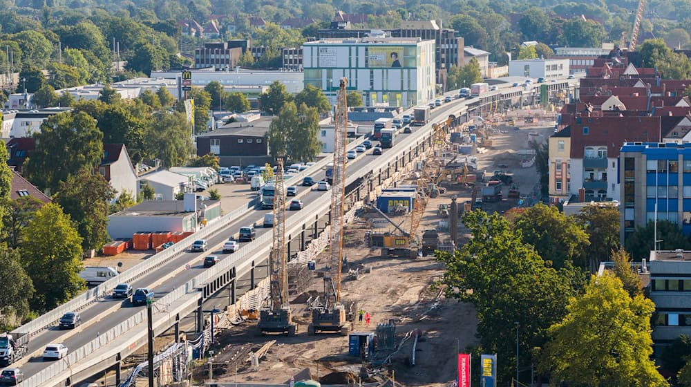 Niedersachsen modernisiert Straßen und Brücken, eines von vielen Projekten ist der Umbau des Südschnellwegs in Hannover. / Foto: Julian Stratenschulte/dpa