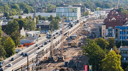 Niedersachsen modernisiert Straßen und Brücken, eines von vielen Projekten ist der Umbau des Südschnellwegs in Hannover. / Foto: Julian Stratenschulte/dpa