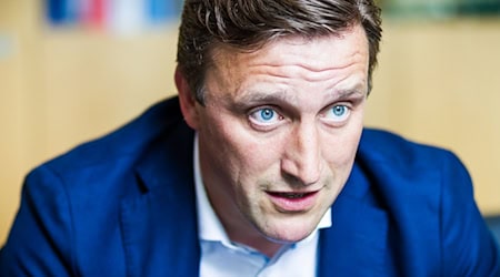 Mit klarem Blick auf den Wolf: Lechner pocht auf Taten statt Worte. / Foto: Moritz Frankenberg/dpa