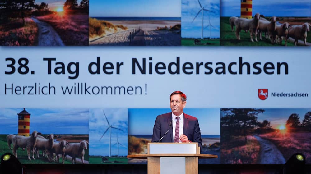 Noch am Freitag sprach Ministerpräsident Lies zur Eröffnung des Landesfests in Osnabrück. / Foto: Friso Gentsch/dpa