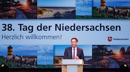 Noch am Freitag sprach Ministerpräsident Lies zur Eröffnung des Landesfests in Osnabrück. / Foto: Friso Gentsch/dpa