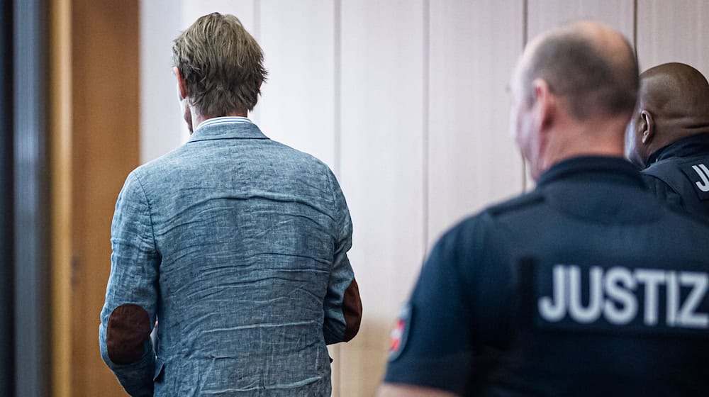 Muss Christian B. nach seiner Haftentlassung Fußfesseln tragen? (Archivbild)  / Foto: Moritz Frankenberg/dpa Pool/dpa