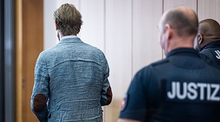 Muss Christian B. nach seiner Haftentlassung Fußfesseln tragen? (Archivbild)  / Foto: Moritz Frankenberg/dpa Pool/dpa