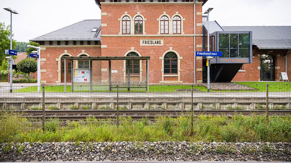 Der Bahnhof Friedland im Landkreis Göttingen: Hier starb am 11. August eine 16-Jährige, die Ermittlungen dauern an. / Foto: Moritz Frankenberg/dpa