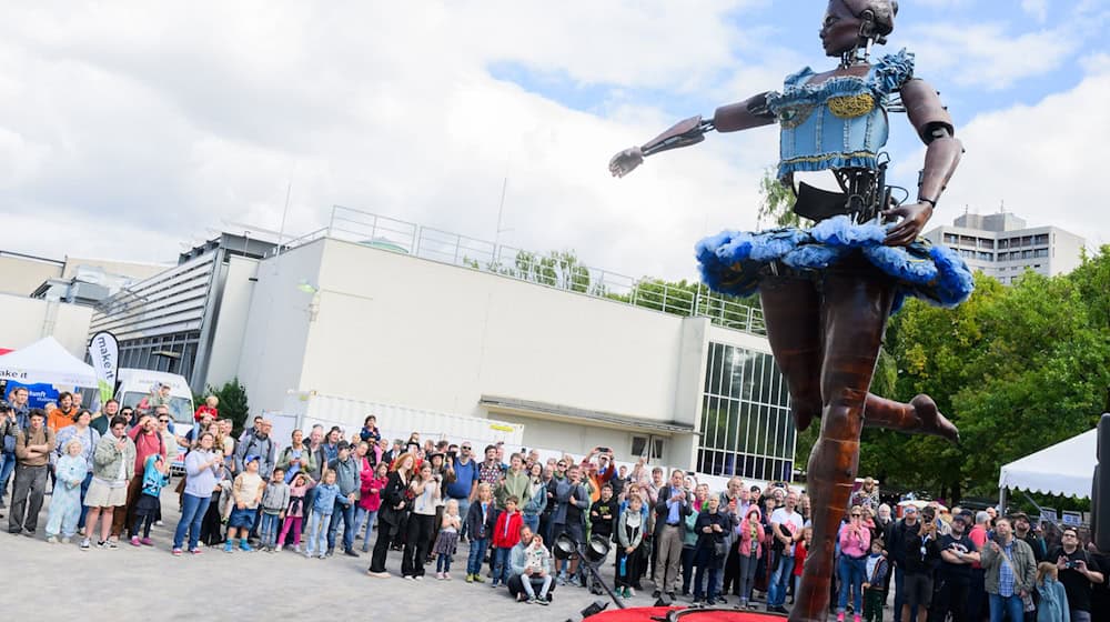 Auf der «Maker Faire» in Hannover warten viele Ausstellungsstände auf Tüftler und Bastler. / Foto: Julian Stratenschulte/dpa