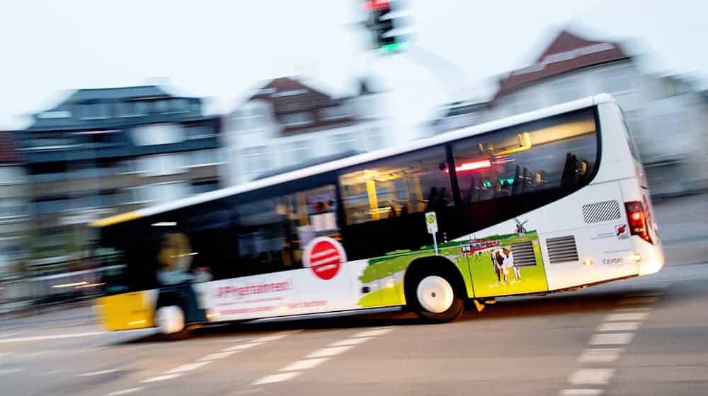 Bei einem Unfall mit einem Bus in Oldenburg ist ein Mann gestorben. (Symbolbild) / Foto: Hauke-Christian Dittrich/dpa/dpa-tmn
