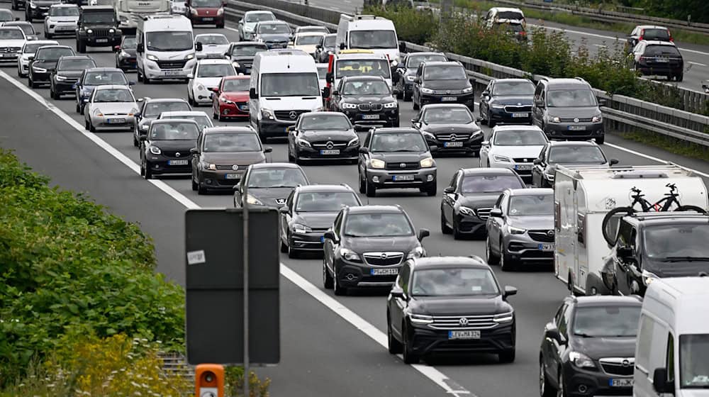 In Niedersachsen fahren viele Autos. Das führt manchmal zu Stau. (Symbolbild) / Foto: Roberto Pfeil/dpa