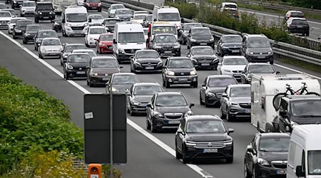 In Niedersachsen fahren viele Autos. Das führt manchmal zu Stau. (Symbolbild) / Foto: Roberto Pfeil/dpa