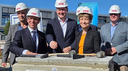 Positive Nachrichten für die Batterieforschung: Niedersachsens Wissenschaftsminister Falko Mohrs (SPD, l-r), Braunschweigs Oberbürgermeister Thorsten Kornblum (SPD) und TU-Präsidentin Angela Ittel nehmen an der Grundsteinlegung für einen Forschungsneubau in Braunschweig teil.  / Foto: Christian Brahmann/dpa
