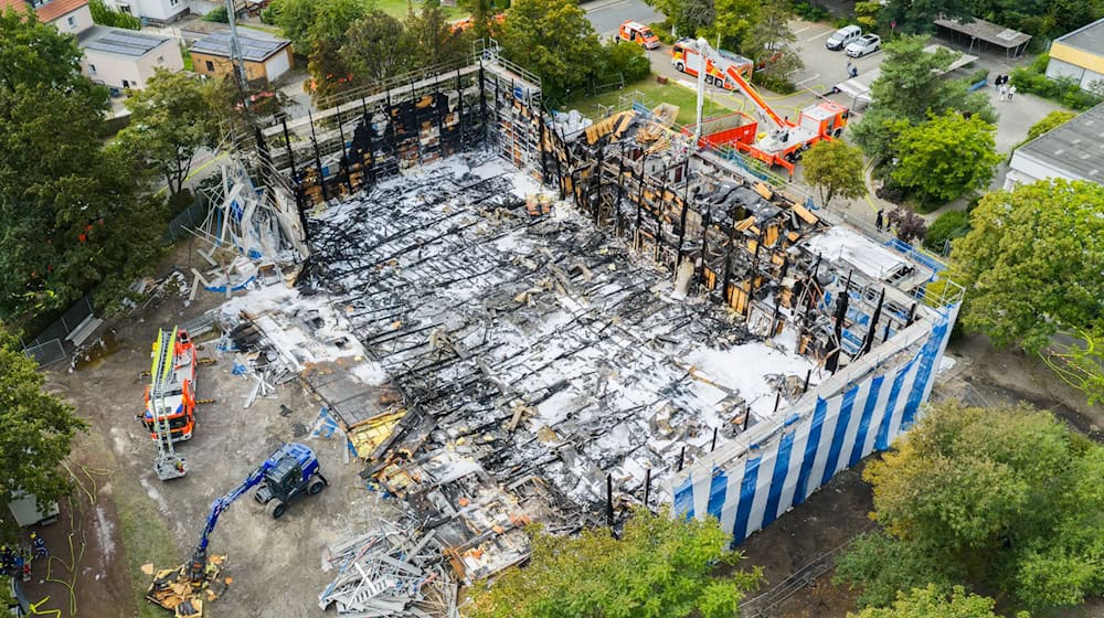 Eine Turnhalle in Hannover brennt ab, der Schaden beträgt etwa fünf Millionen Euro. (Archivbild) / Foto: Julian Stratenschulte/dpa