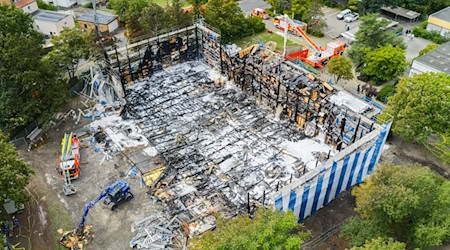Eine Turnhalle in Hannover brennt ab, der Schaden beträgt etwa fünf Millionen Euro. (Archivbild) / Foto: Julian Stratenschulte/dpa