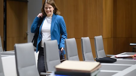 Julia Willie Hamburg sieht ihre Doppelrolle als Ministerin und VW-Aufsichtsrätin als klaren Gewinn. (Archivbild) / Foto: Julian Stratenschulte/dpa