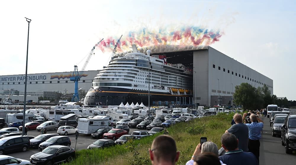 Mit Feuerwerk hat die «Disney Destiny» am Samstag die Werft-Bauhalle verlassen. / Foto: Lars Penning/dpa