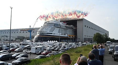 Mit Feuerwerk hat die «Disney Destiny» am Samstag die Werft-Bauhalle verlassen. / Foto: Lars Penning/dpa