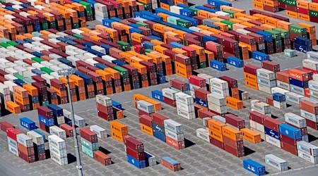 Am Jade-Weser-Port stapeln sich die Container, doch viele Firmen blicken unsicher auf ihr US-Geschäft. (Archivbild) / Foto: Hauke-Christian Dittrich/dpa