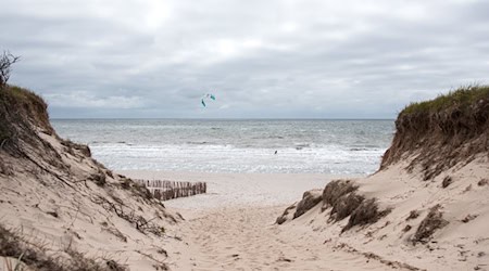Das Wochenende in Norddeutschland wird laut Deutschem Wetterdienst bedeckt - teilweise soll es zu Regen und starken Windböen kommen. (Symbolbild) / Foto: Daniel Bockwoldt/dpa/Daniel Bockwoldt